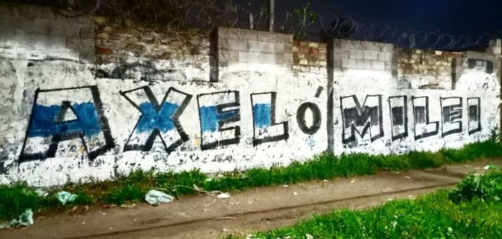 Pintadas de la Gobernación bonaerense en el Conurbano. Buscan que Axel Kicillof sea la contracara de Milei, como antesala de una pretendida  pelea por la presidencia de 2027, más alla de su pelea con Máximo Kirchner y el distanciamiento con Cristina.