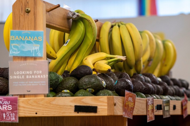 Paltas y bananas de México, en un supermercado de San Francisco, California, en EE.UU. Foto: BLOOMBERG  