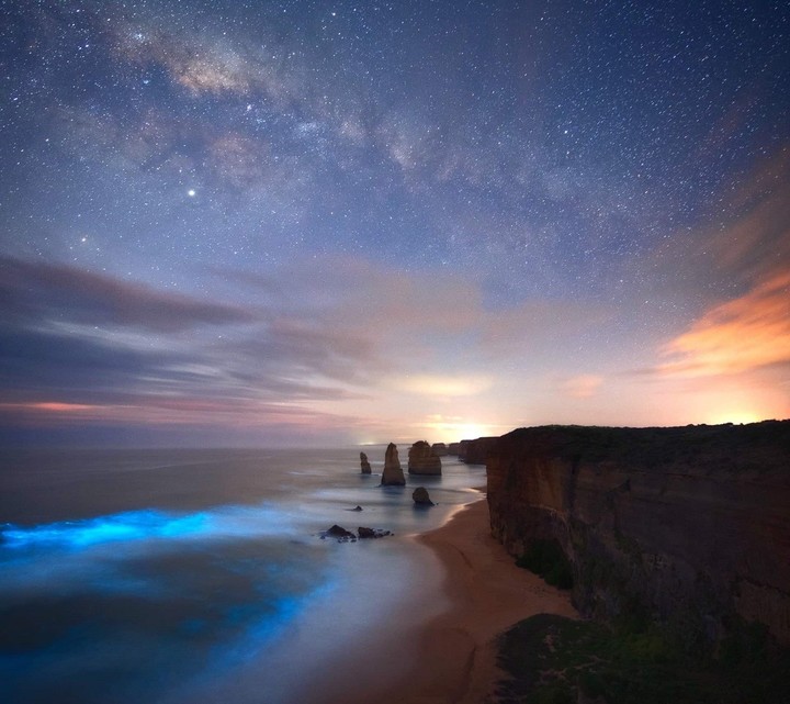 Las aguas cálidas y tranquilas favorecen la aparición de olas fluorescentes en la noche. Foto: Josh Beames / capturetheatlas.com 