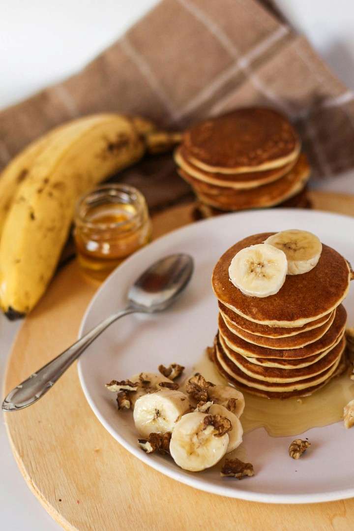 Los panqueques de avena y banana son una alternativa sin harinas refinadas, ideal para un desayuno equilibrado. Foto: Pexels.