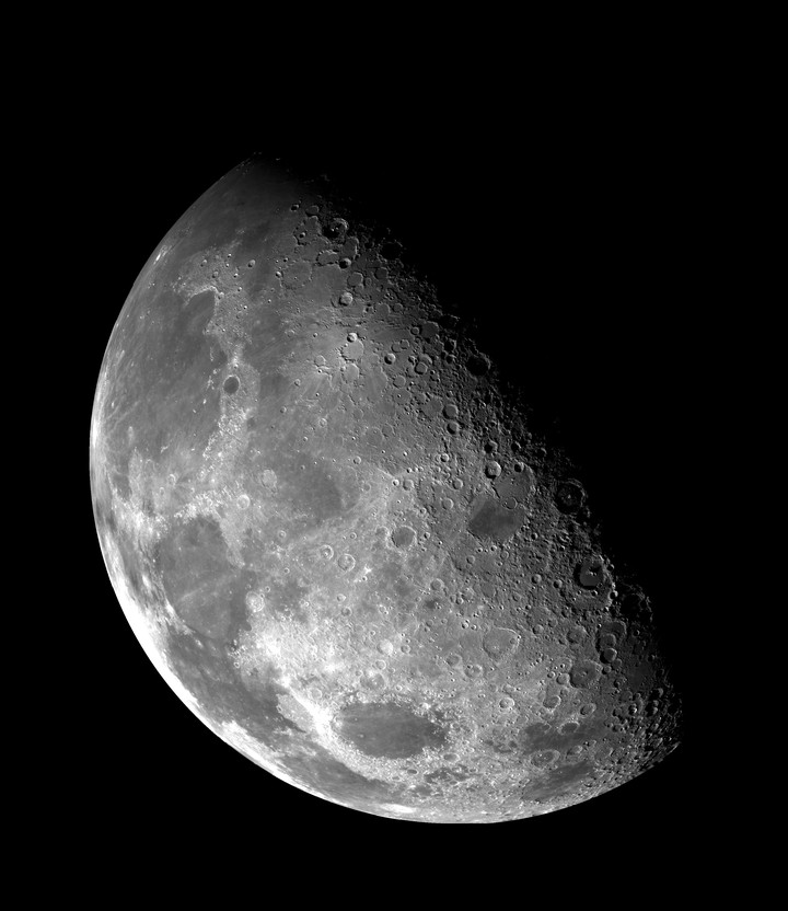 El regolito lunar es un desafío para la exploración, por lo que las botas cuentan con un diseño especial. Foto: Unsplash.