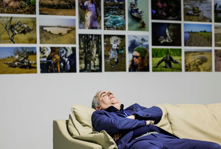 Un hombre duerme en el centro de prensa de la conferencia COP29 de las Naciones Unidas sobre el cambio climático en Bakú, Azerbaiyán, el 19 de noviembre de 2024. REUTERS/Maxim Shemetov