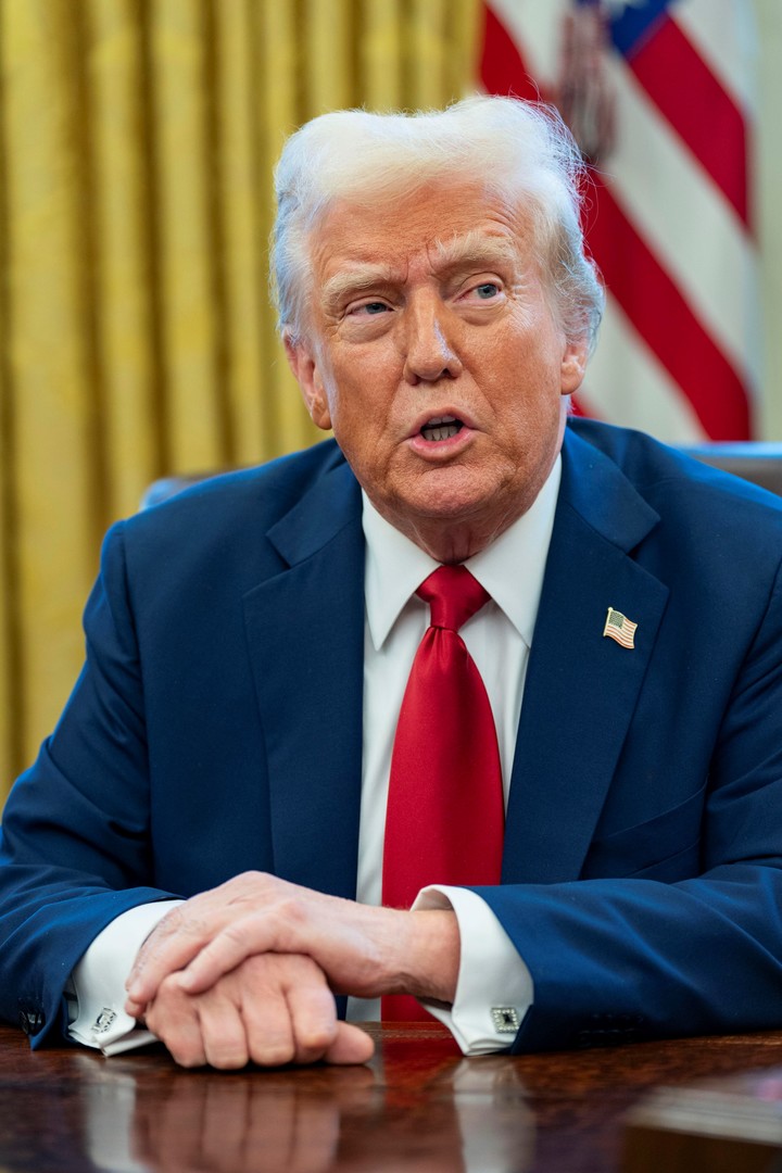 Trump habla con periodistas en la Oficina Oval. Foto: EFE