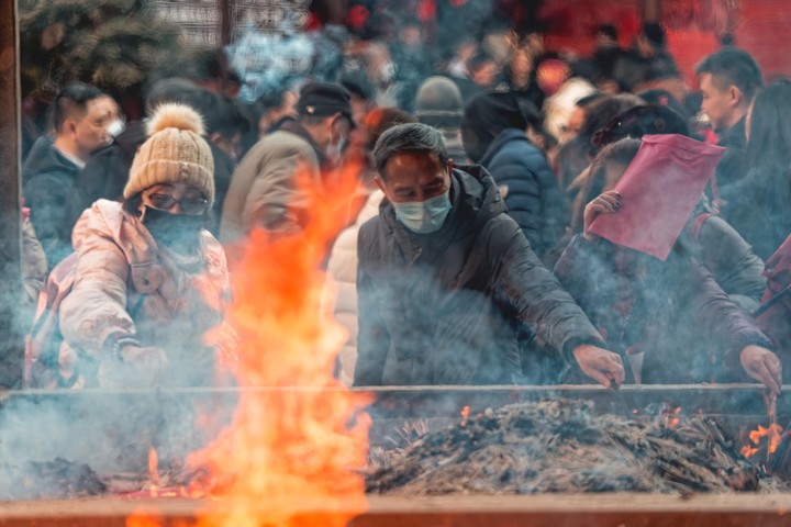 Chinos encienden incienso en los festejos del Año Nuevo. Foto: EFE