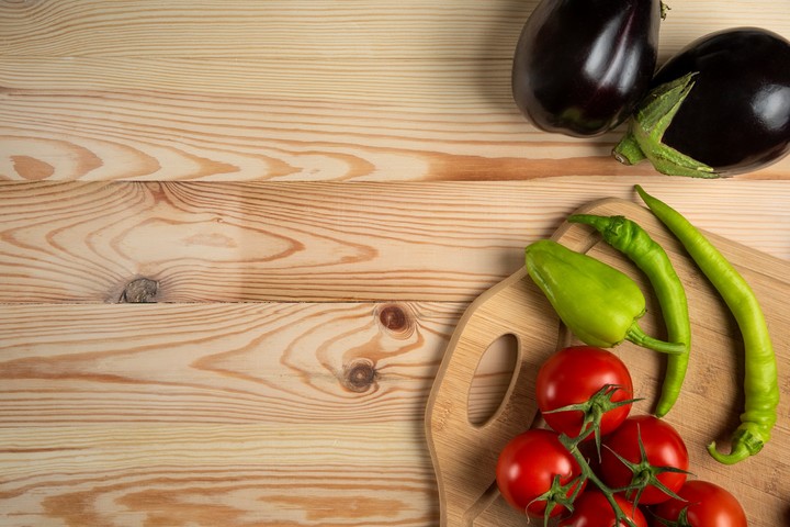 Las superficies de madera en la cocina requieren un cuidado especial, tanto higiénico como para preservar su acabado.