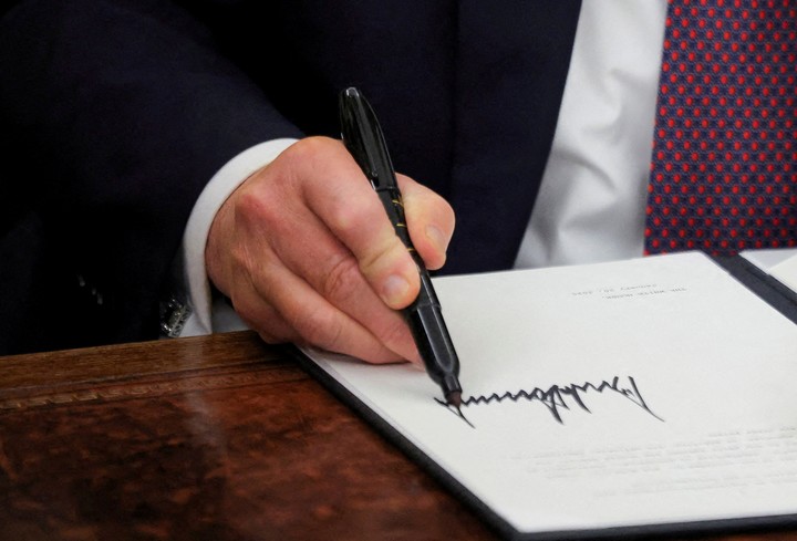 Donald Trump firmó una batería de decretos desde que volvió a la Casa Blanca, la semana pasada. Foto: REUTERS  