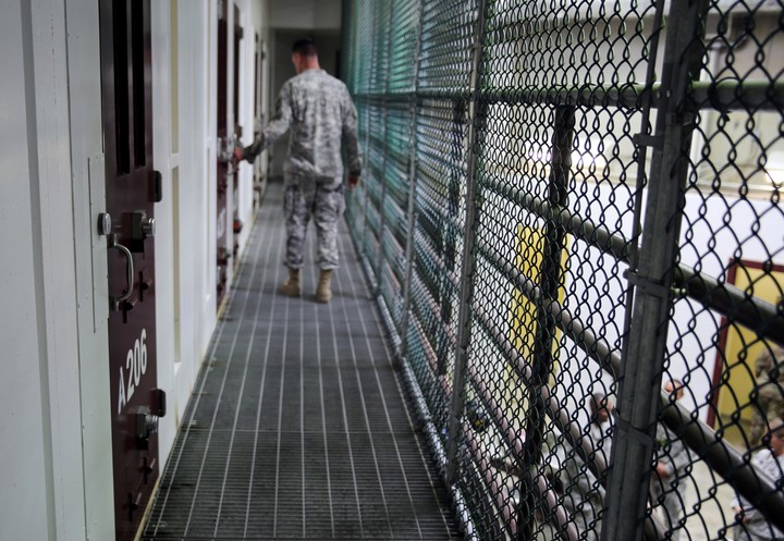 Un militar vigila las celdas de Guantánamo, en una imagen de 2016. Foto: AP  