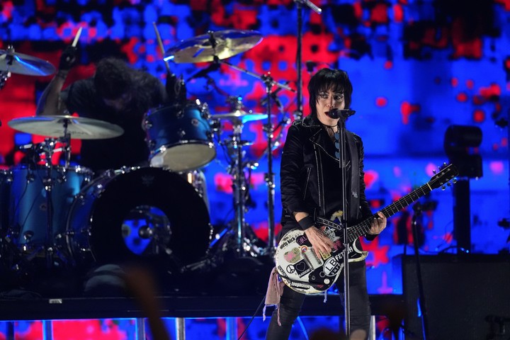 Joan Jett, right, performs with Dave Grohl of Nirvana during the FireAid benefit concert on Thursday, Jan. 30, 2025, at The Forum in Inglewood, Calif. (AP Photo/Chris Pizzello)