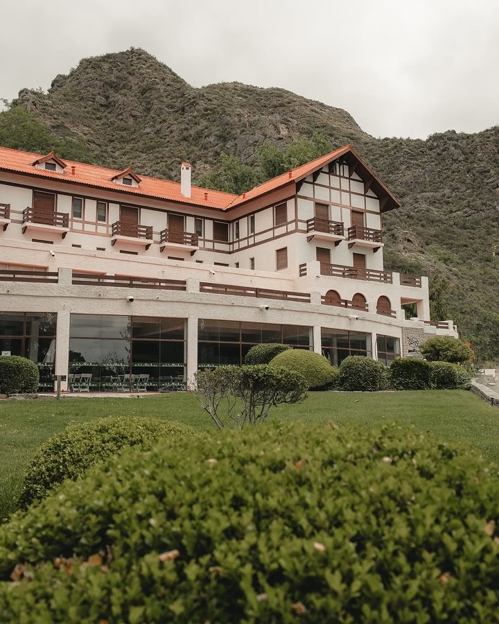 El icónico Hotel Villavicencio, Monumento Histórico Nacional, es un testimonio de lujo y diseño en la precordillera. Foto: Reserva Natural Villavicencio.