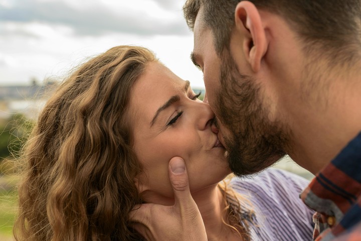 Las parejas con más de 10 años de diferencia pueden experimentar menor satisfacción con el tiempo, según la IA. Foto: Pexels.