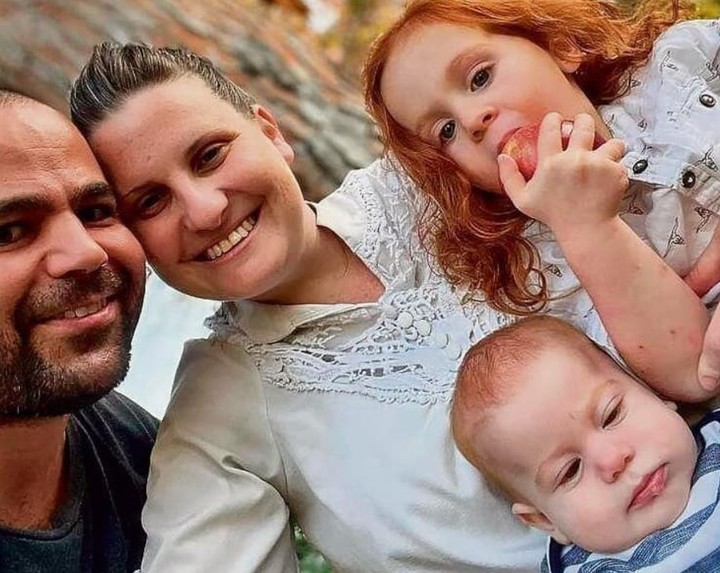 Sheri Silberman junto a su marido Yarden Bibas y sus pequeños hijos Ariel y Kfir, que tenía 3 años y 9 meses cuando fueron secuestrados en 2023.