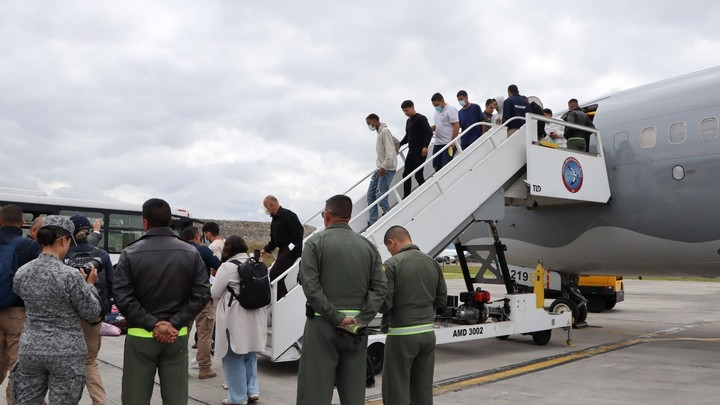 Ciudadanos colombianos deportados de Estados Unidos descendiendo de un avión de la Fuerza Aeroespacial de Colombia (FAC)  en Bogotá. Foto:  EFE