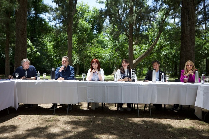 Máximo Kirchner, Sergio Massa, Cristina Kirchner, Mariel Fernández, Axel Kicillof y Veronica Magario 