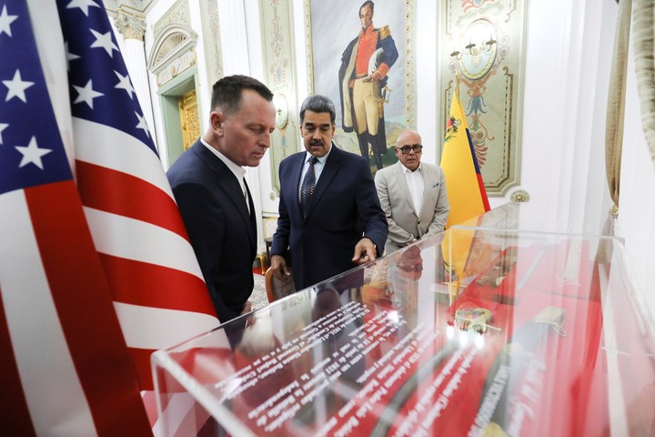 Nicolás Maduro y el enviado especial de Donald Trump a Venezuela, Richard Grenell, este viernes. Foto: AP  