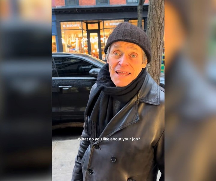 Dafoe respondió preguntas a un influencer en la calle. Foto: captura de video/TikTok.