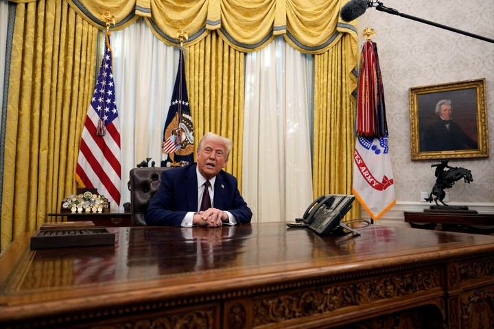 El presidente Donald Trump responde a las preguntas de los periodistas mientras firma una orden ejecutiva en el Despacho Oval de la Casa Blanca, el 23 de enero de 2025, en Washington. (AP Photo/Ben Curtis, Archivo)