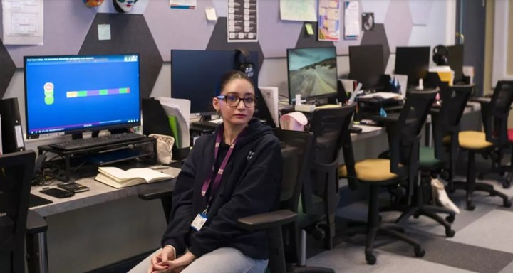 La estudiante Massa Aldalate, en un aula de inteligencia artificial del David Game College (AFP).