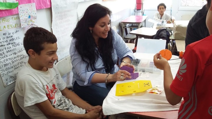 En el aula. Karina Sarro, docente argentina, seleccionada como una de los 10 mejores del mundo.