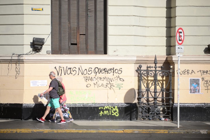 Las fachadas, blanco frecuente de ataques. Foto: Luciano Thieberger.