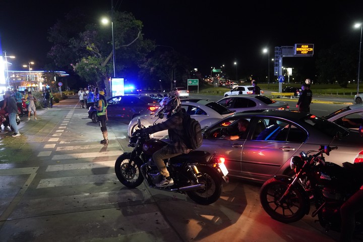 Estación de servicio YPF de Alcorta y Echeverria. Por los encuentros de autos preparados y las picadas de los jueves, hubo operativos de la Policía de la Ciudad. Fotos Emmanuel Fernández 