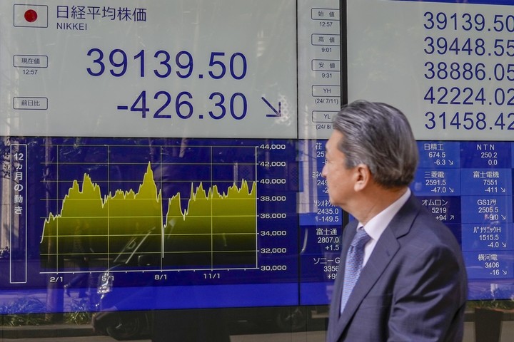 Una pantalla indica la caída de la bolsa de Tokio, Japón, el martes. Foto: BLOOMBERG  