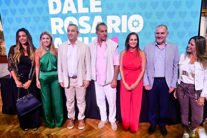 Daniel Scioli con el intendente Pablo Javkin, funcionarios e invitados,en la presentación de Rosario en la Casa de Santa Fe en Buenos Aires. Foto Prensa Santa Fe