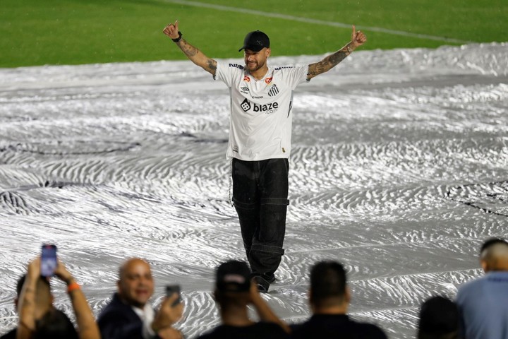 Ney, bajo la lluvia, en su regreso a Santos. EFE/ Sebastiao Moreira