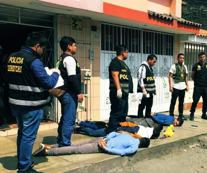 Sospechosos de integrar la banda criminal venezolana Tren de Aragua, detenidos en Chile, en una imagen de archivo. 