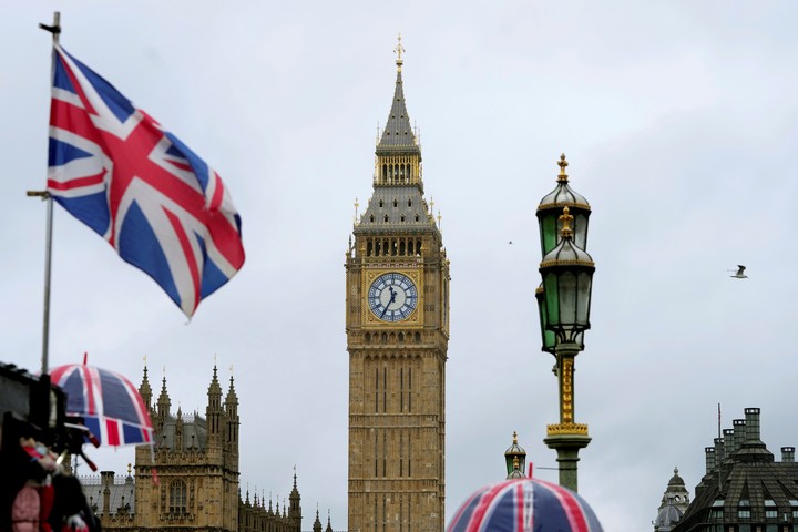 La bandera británica Union flag flamea junto al Big Ben. Foto: AP