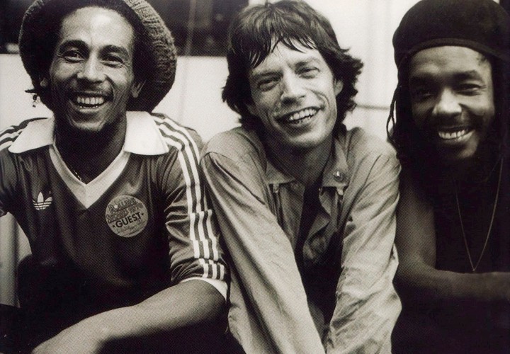 Bob Marley, Mick Jagger y Peter Tosh. Los Rolling Stones viajaron a Jamaica para embeberse de reggae.  