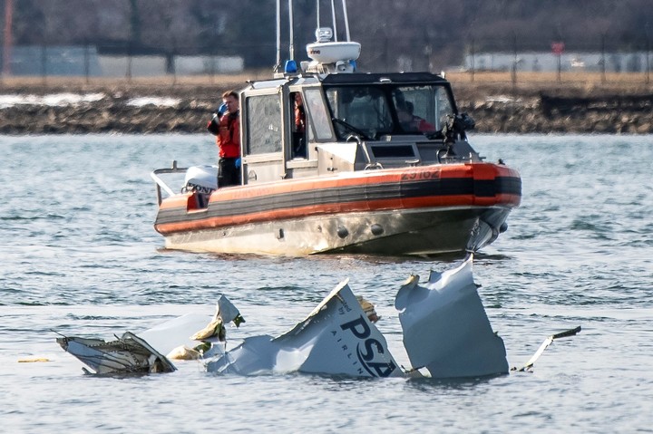 La Guardia Costera se acerca a un trozo del avión. Foto: AP