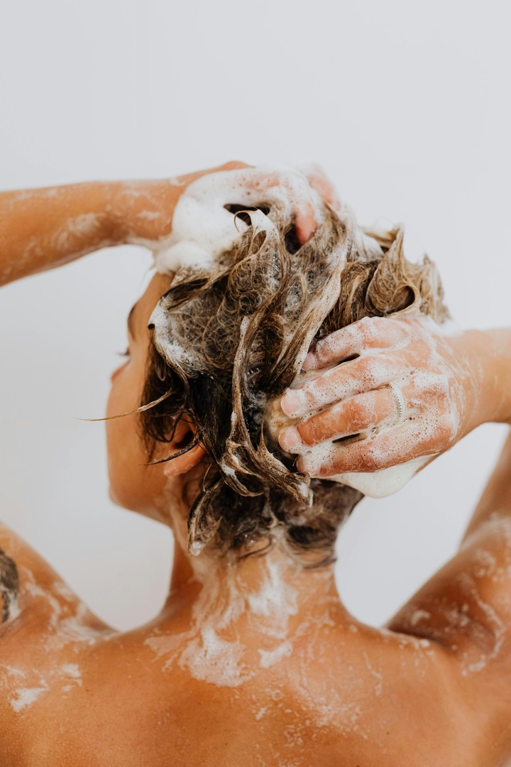 La sal potencia la acción del shampoo y ayuda a limpiar el cuero cabelludo en profundidad. Foto: Pexels.