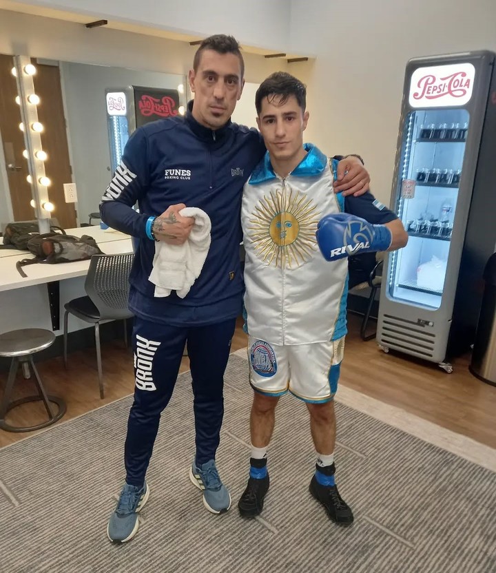 Mirco Cuello junto a su entrenador, el excampeón mundial Mariano Natalio Carrera.