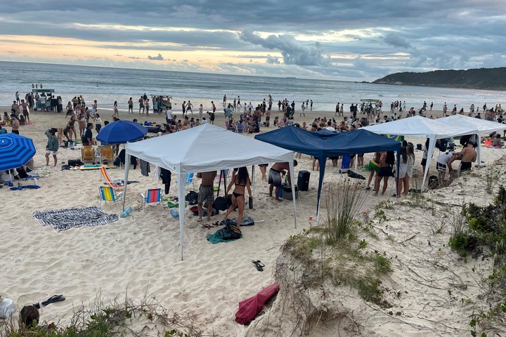 Gazebos unidos en Praia do Rosa. La herramienta que le gana al celular para iniciar encuentros. Foto Martín Bonetto 