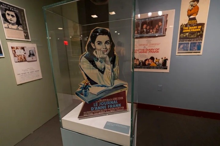 Fotografía de un póster promocional de la película ‘El diario de Ana Frank’ exhibido este martes, en el Centro para la Historia Judía en Nueva York (Estados Unidos). EFE/ Ángel Colmenares