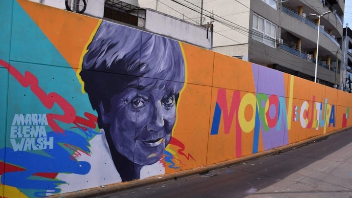 Mural de María Elena Walsh en el tunel de Casullo/Grant.