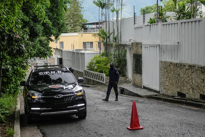 Custodia policial frente a la embajada de Argentina en Caracas. Foto: AP