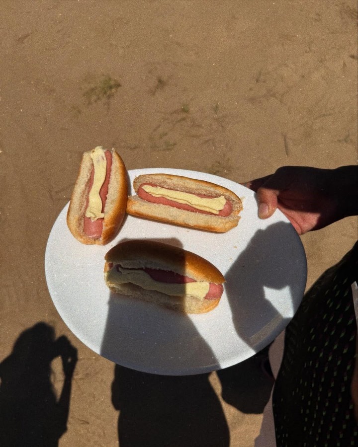 Pese a su gusto por lo ostentoso, Wanda Nara optó por comer panchos en la playa de Pinamar.