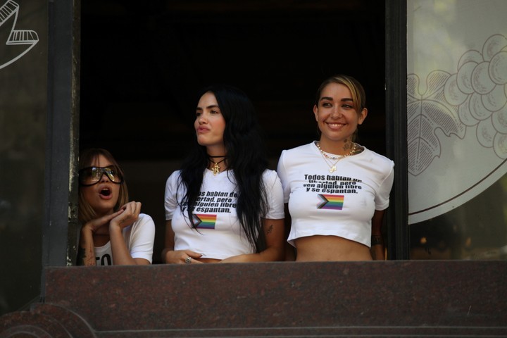 Lali Espósito y María Becerra, presentes en la marcha LGBT contra Javier Milei. | Foto: RS Fotos