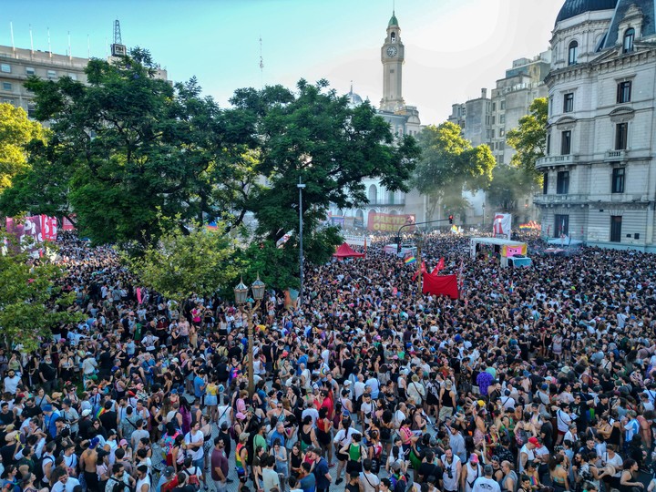 Fotografía aérea que muestra personas manifestándose durante una marcha convocada por colectivos LGTBI+ argentinos, este sábado en Buenos Aires. Foto: EFE