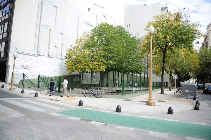 Arroyo y Suipacha. La esquina donde estaba la Embajada de Israel es hoy una plaza de recuerdo y homenaje.