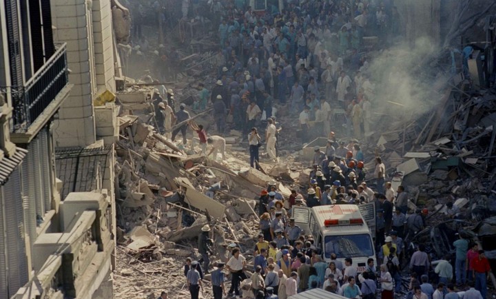 Tareas de rescate después del atentado a la Embajada de Israel./ AP Photo/Don Rypka.