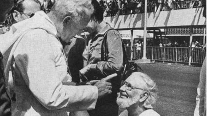 Ernesto Cardenal (1925-2020) junto al Papa Juan Pablo II.