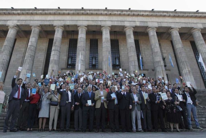 Constitucionalistas, abogados, profesores y miembros del Poder Judicial en las escalinatas de la Facultad de Derecho de la UBA.  (Reuters)