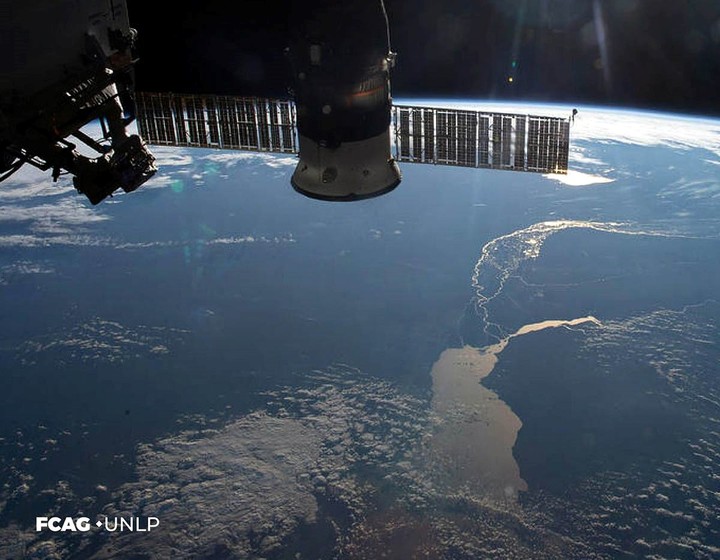 Estación Espacial Internacional. Imagen del Río de la Plata; el río que descarga el Acuífero Guaraní en el Océano Atlántico. Su cuenca va recogiendo el agua de los ríos Paraná, Paraguay, Uruguay y sus humedales: el Pantanal (el humedal más grande del mundo, que une Brasil, Bolivia y Paraguay), el Bañado La Estrella, en la provincia de Formosa y los Esteros del Iberá, en Corrientes. / Astronómicas y Geofísicas UNLP.