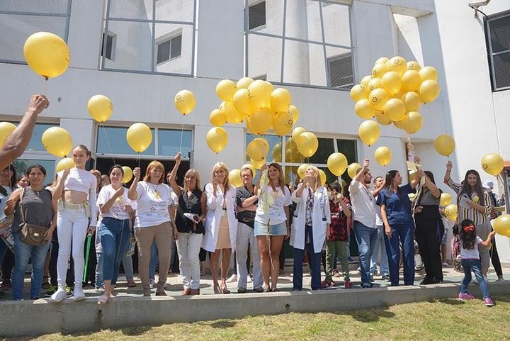 Tomar conciencia. Suelta de globos en el Día Internacional del cáncer infantil.