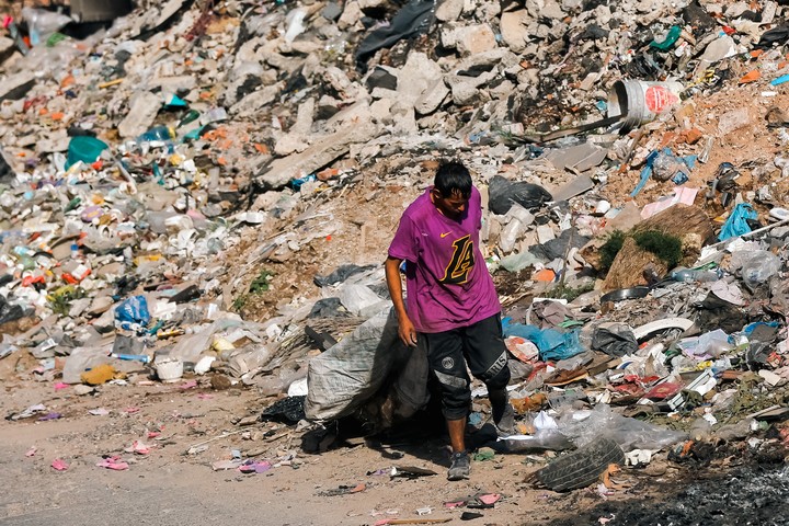 Persona en situación de calle, buscando comida en basural de Buenos Aires. Hora de volver a luchar contra el flagelo de la injusticia social./  EFE/ Juan Ignacio Roncoroni.