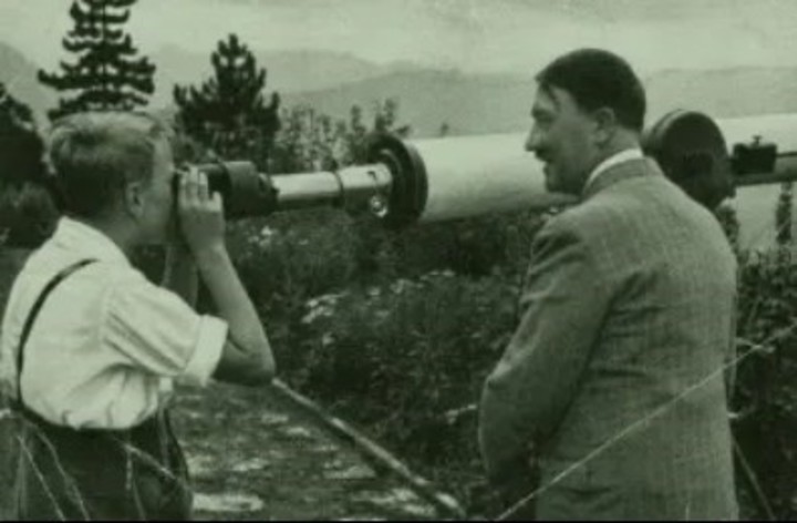 Hitler usaba este telescopio para espiar la montaña durante largas horas .