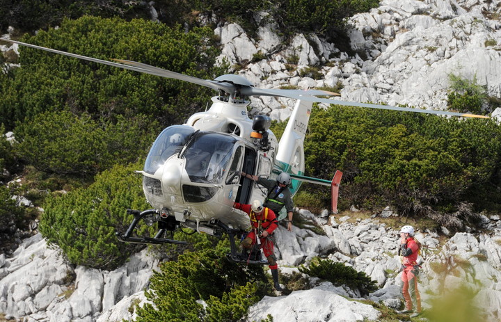 Expertos en rescates en cuevas descienden de un helicóptero a la entrada de la cueva Riesending el 10 de junio de 2014, en la montaña Untersberg (EFE).