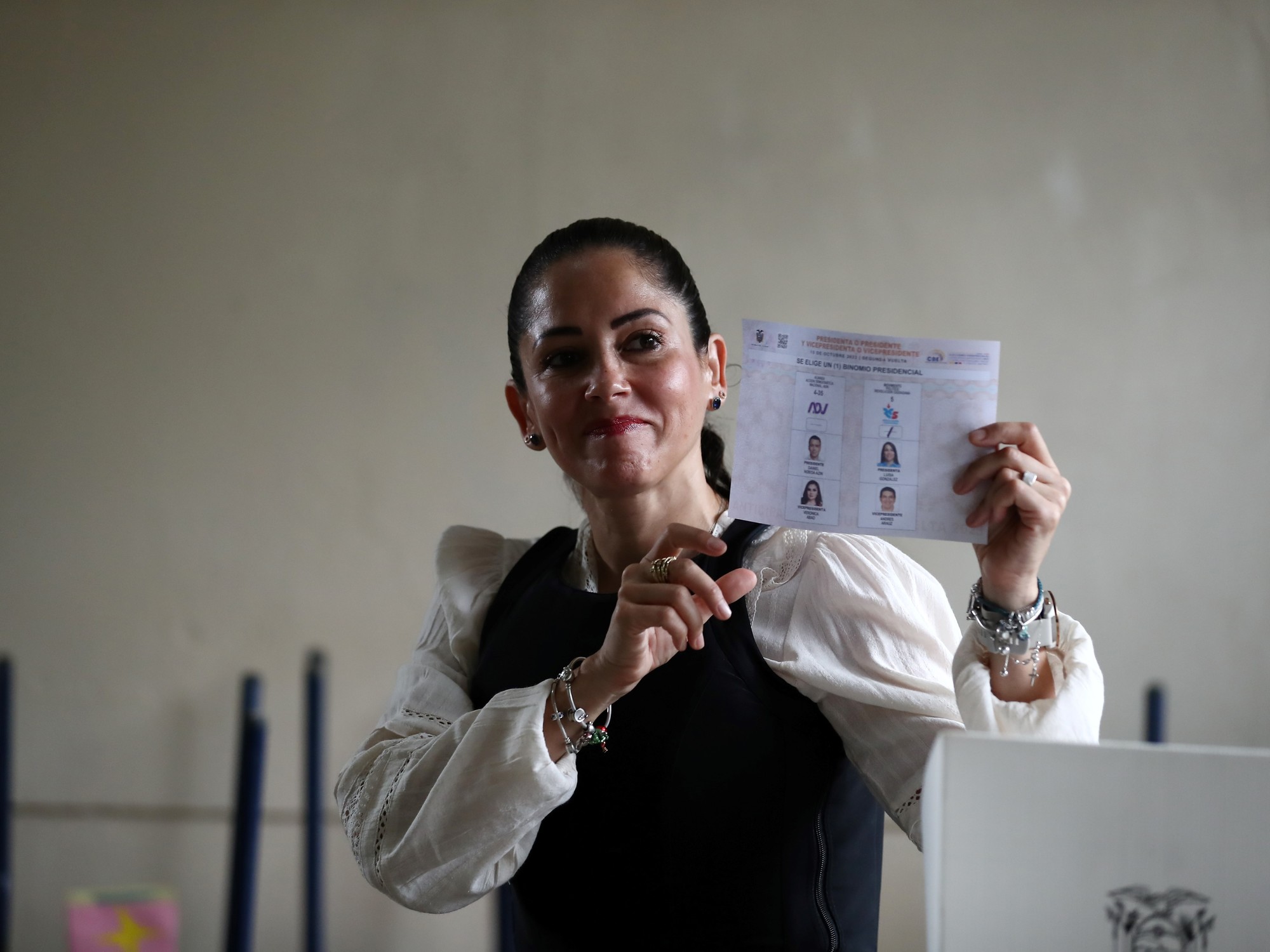 La candidata presidencial Luisa González en un colegio electoral Canuto, provincia de Manabi, Ecuador. Foto: EFE.